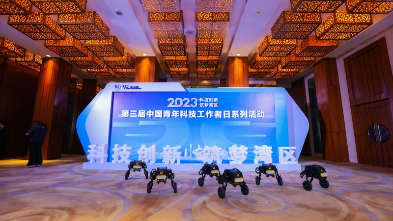 企业在选择OA协同办公系统时，应综合考虑以下因素：